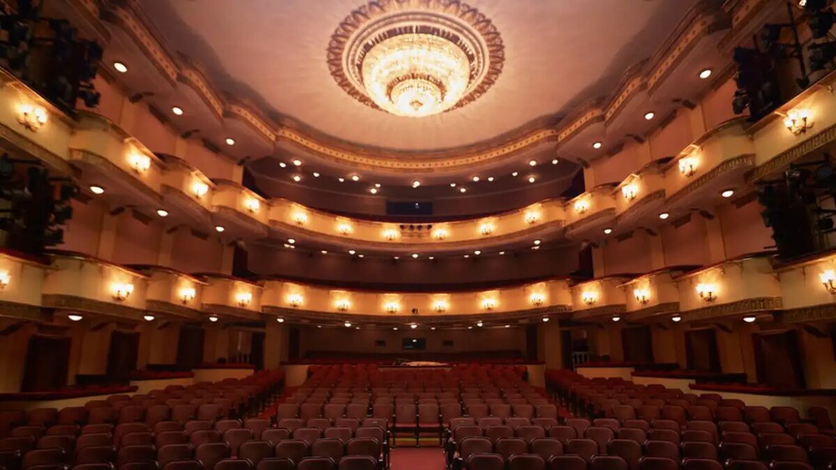    Театр имени Е. Б. Вахтангова.