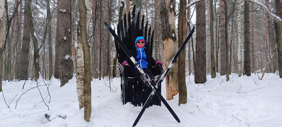 Это я, автор этой истории, зачинщица маршрута, на лыжном троне в Верхних Елгушах в феврале 2025.