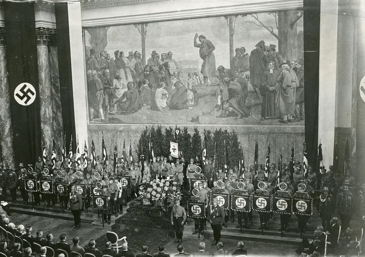 Герман Геринг выступает с речью на открытии заседания нового Государственного совета в Берлинском университете, Берлин, Германия. 15 сентября 1933 г.