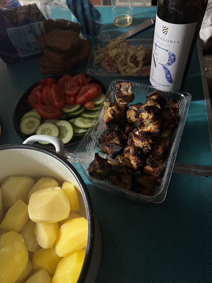 Вчера открыли сезон шашлыков)Я ограничилась кусочком. На самом деле совсем не подгорели, искажение. Были просто румяные.)