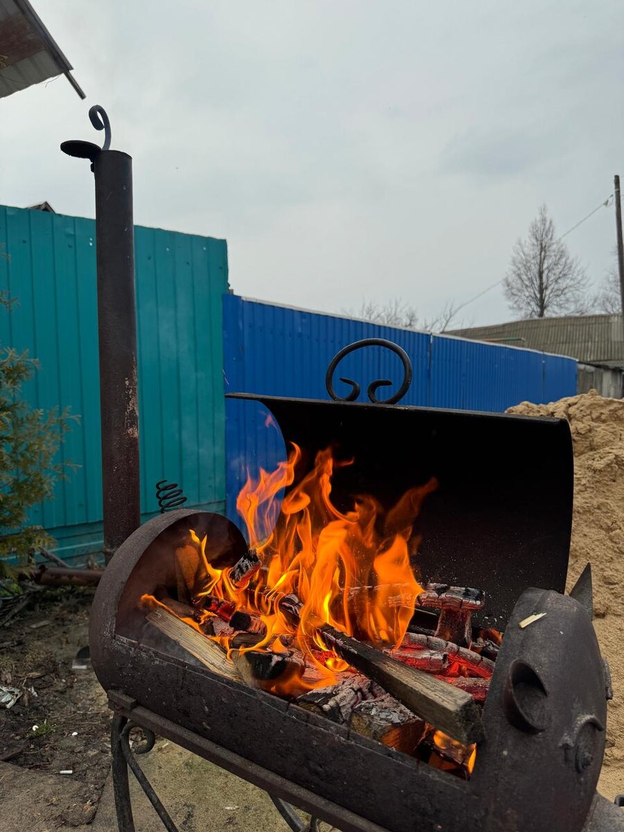 Наш мангал-свинка в работе)