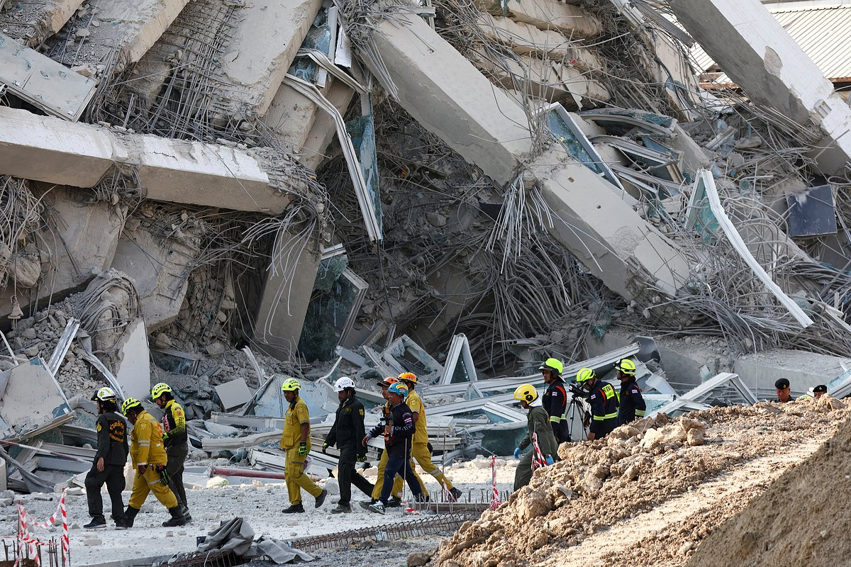 Спасатели ищут людей под завалами рухнувшего здания. Фото: Athit Perawongmetha / Reuters