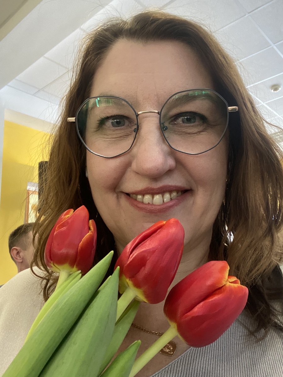 Да, я теперь в очках.) А фото с тюльпанами было сделано с день сочинения стиха, 8 марта