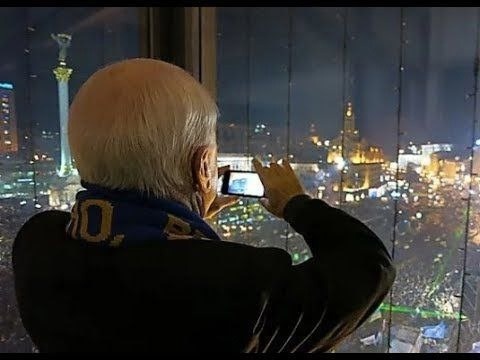 На фото 2014-й год. Сенатор Джон Маккейн смотрит на стадо идиотов, которые спустя 10 лет будет умирать, чтобы навсегда отдать недра своей страны США.