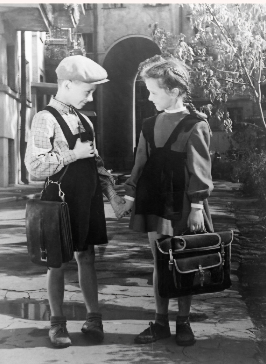  Кадр из фильма "Первоклассница" 1948г. Режиссер Илья Фрэз.