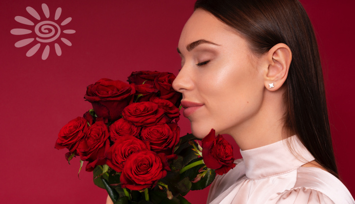 Структура цветка розы, текстура лепестков и специфический аромат выделили её среди множества растений. Статус этого цветка закрепился в традициях дарения — розы сопровождают моменты признаний, выражения почтения и восстановления отношений. Праздничные события, от церемоний бракосочетания до значимых дат и встреч, редко проходят без присутствия этих цветов. Чем объяснить неугасающую востребованность роз? Ведь они сохраняют первенство на цветочном рынке на протяжении столетий.  Анализ показывает, что феномен розы основан на четырех аспектах: исторических корнях её использования, особенностях восприятия её формы глазом человека, многозначности символики в разных культурах и биологическом отклике нашего организма на её внешний вид и запах.