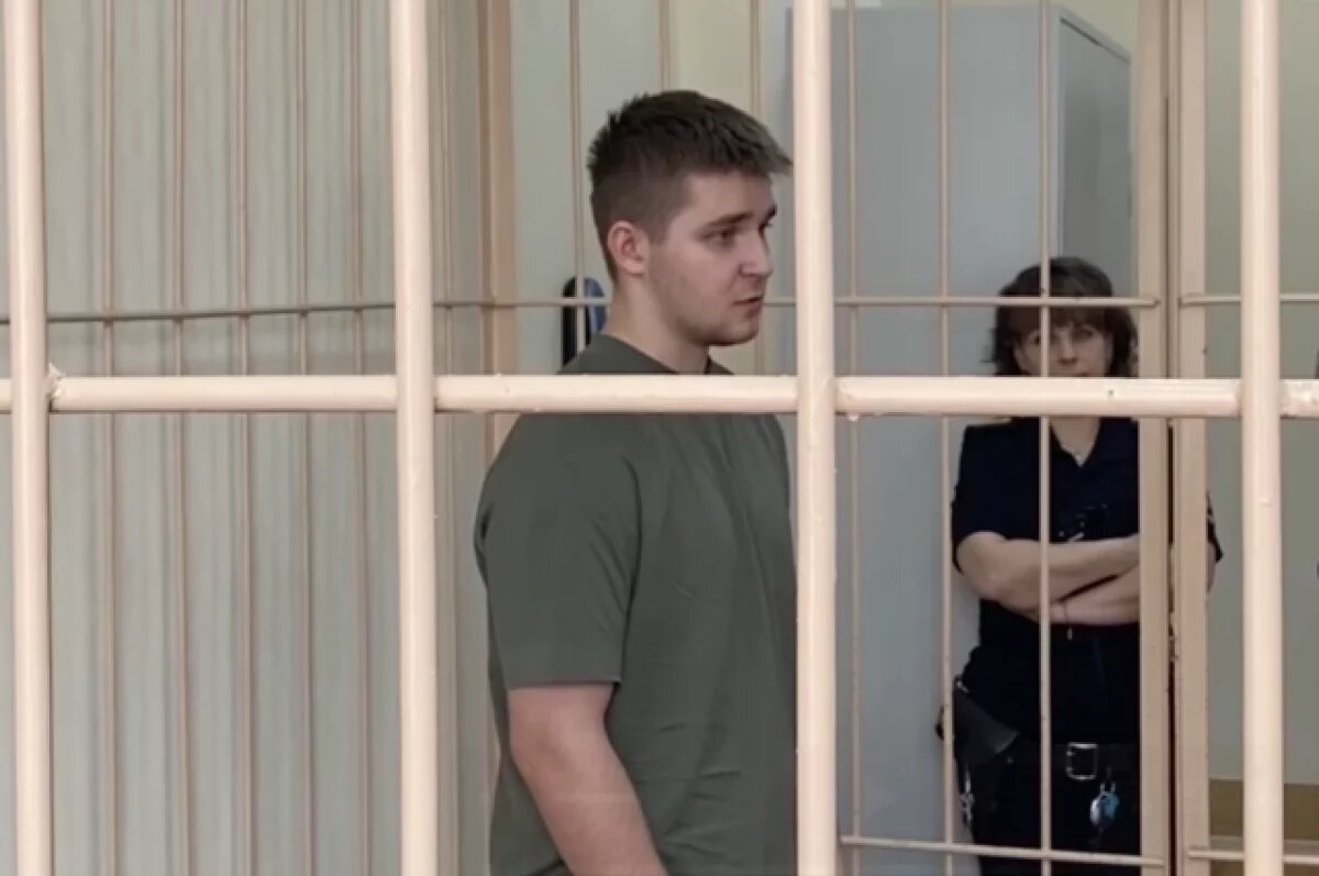    Парень на BMW X6 проехал на красный и врезался в автомобиль такси.