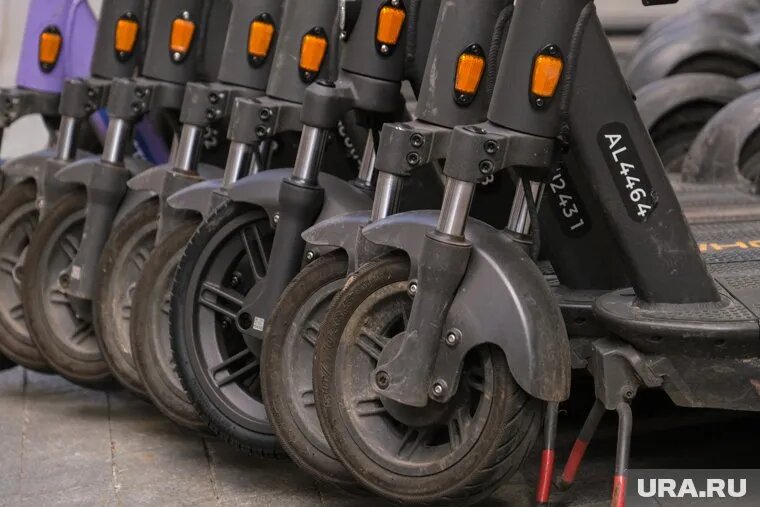 На электросамокате можно передвигаться только одному человеку. Фото: Георгий Бергал © URA.RU