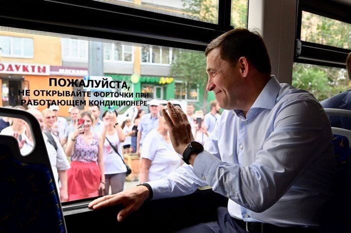    Почти на всех фотографиях из официального аккаунта Куйвашев улыбается или смеется. Такой вот он человек. Смеялся сам и давал смеяться другим. За то и ценим. Фото: страница губернатора во vk.com