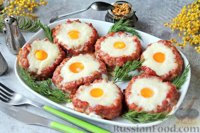 фарш мясной, сыр моцарелла, яйца перепелиные, лук репчатый, яйца, батон, молоко, соль, перец чёрный молотый, масло растительное