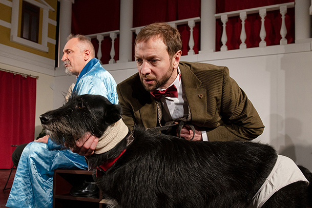 Сцена из спектакля «Собачье сердце» Театра Комедии. Режиссёр Юлия Куварзина. Станислав Ещенко в роли Филиппа Филипповича Преображенского, Александр Бобров в роли доктора Борменталя. Фото из интернета.