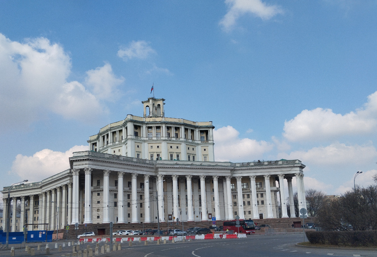 Театр Российской Армии, метро Достоевская, Суворовская площадь, дом 2. ЗДЕСЬ и далее фото автора и(или) из личного архива автора, если не указано иначе.
