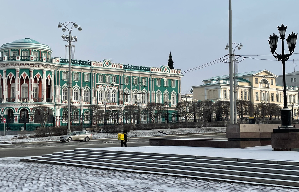 Екатеринбург, здание аптеки Горного управления - справа от зелёного дома Севастьянова. Фото Natalya Dolidenok