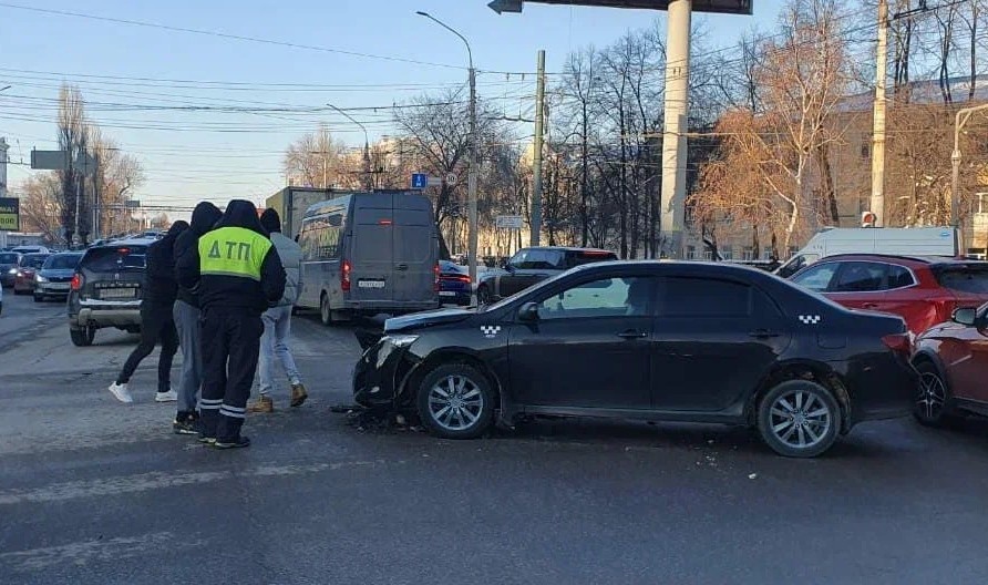 Если авария серьезная - вызов ДПС на место аварии необходим