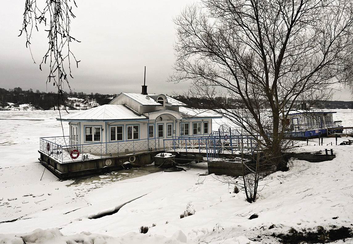 Дебаркадеры в окружении льда и снега.
