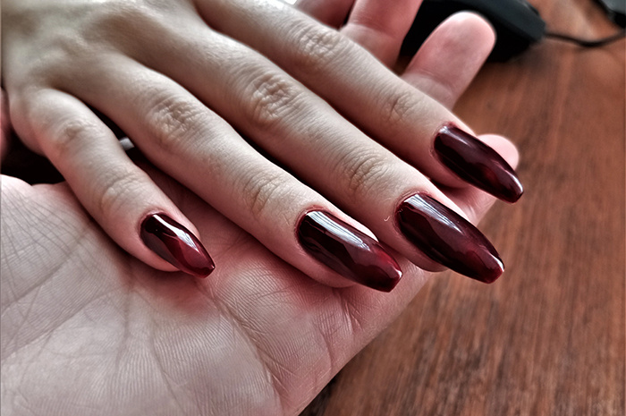 Весной-2025, как ни странно, моден тёмный однотонный цвет. Фото: Виолетта Гавриленко.