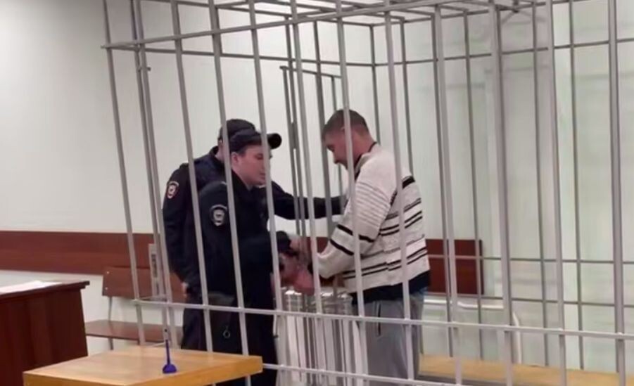     В Красноярске водитель мусоровоза, сбивший мать и ребенка, отправлен под домашний арест