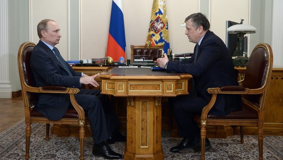    Президент России Владимир Путин и губернатор Ленинградской области Александр Дрозденко (слева направо) во время встречи в резиденции Ново-Огарево, архивное фото. Автор фото: Алексей Никольский / ИТАР-ТАСС