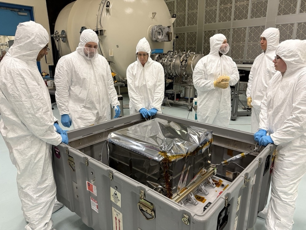 Инженеры NASA в чистой комнате перед тем, как распаковать StarBurst из транспортного контейнера.    
 Источник: NASA / Daniel Kocevski  📷
