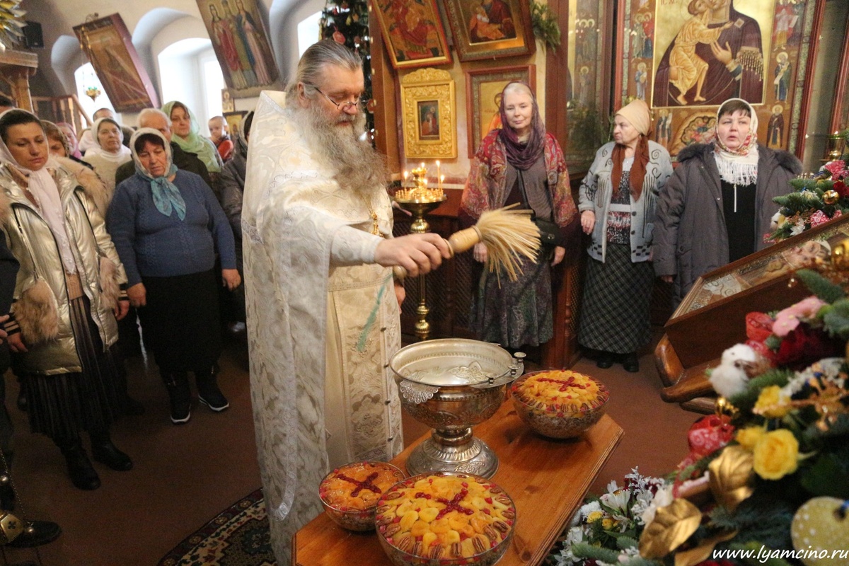 Богослужение в храме. Литургию совершает протоиерей Александр Трушин.
Никольский храм.