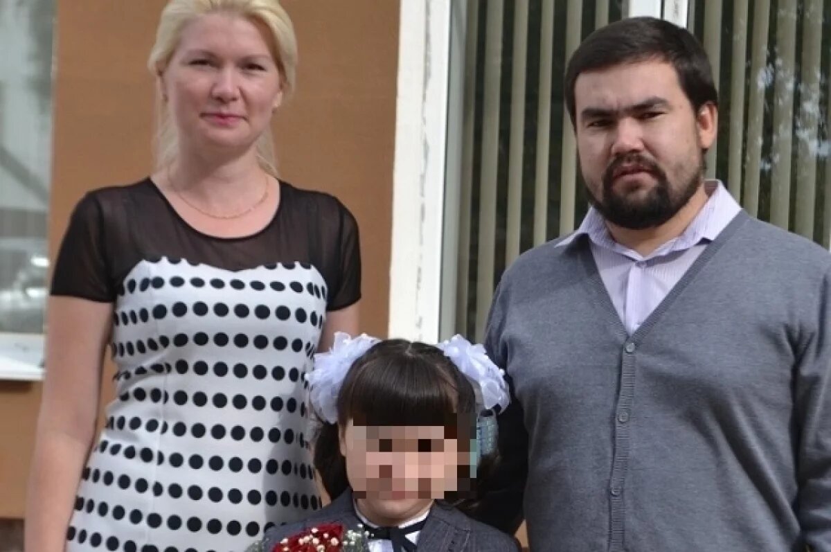    Кристина и Равиль Валиуллины с одной из дочерей.