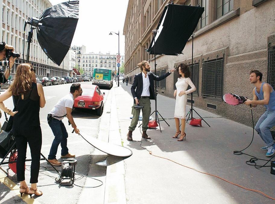 Затмить всех видеоблогерш, по мнению моего продюсера, было просто. Капелька раскованности, стильные оправы -- и успех у нас в кармане 