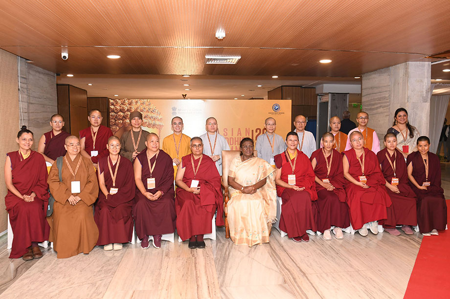 Президент Индии Драупади Мурума (в центре) на Первом Азиатском буддийском саммите. | Фото: сайт президента Индии