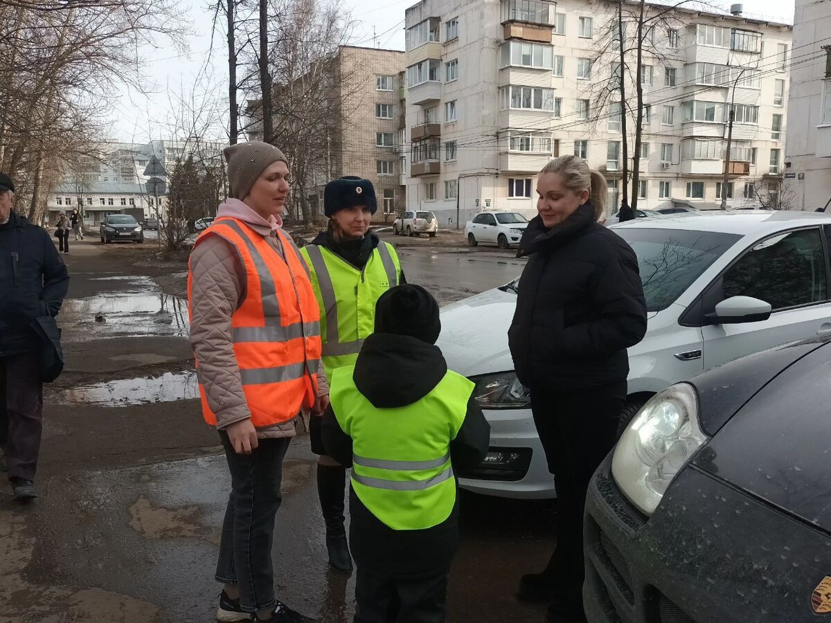    В Чайковском провели акцию по безопасности детей «Пристегни ребенка в автокресле»