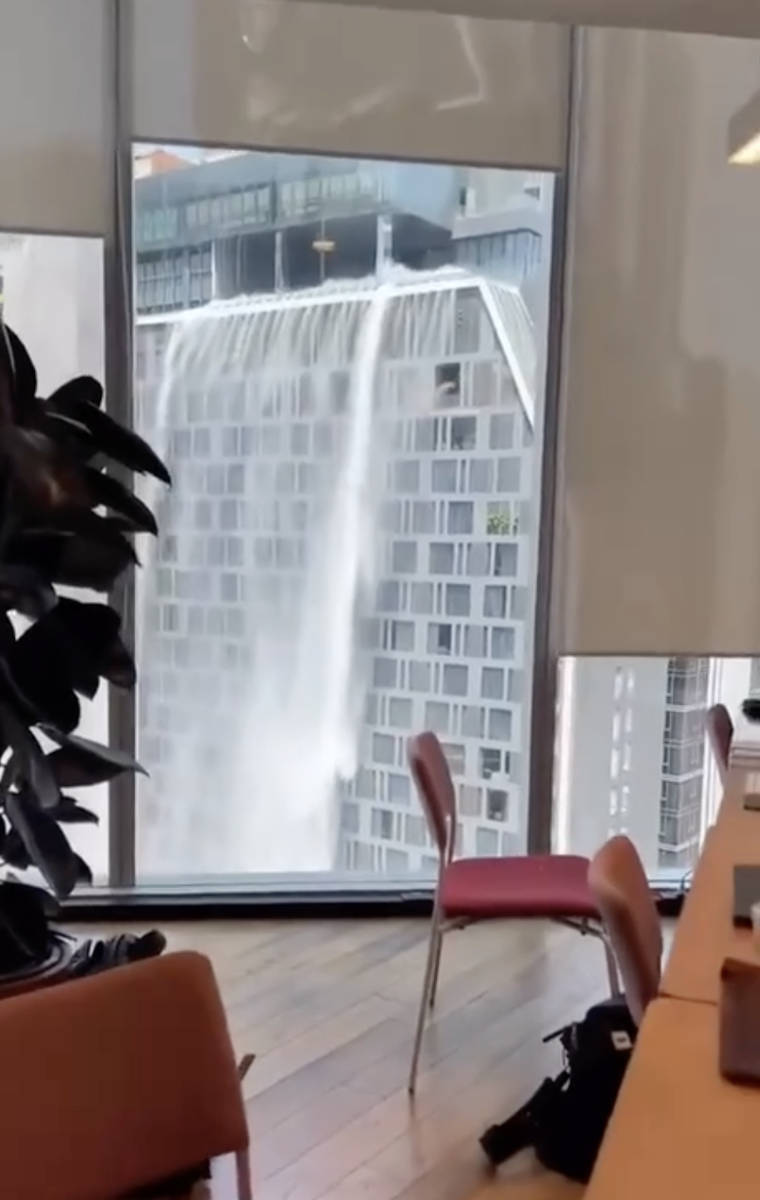 Вода из бассейнов на крышах выливалась прямо на улицы