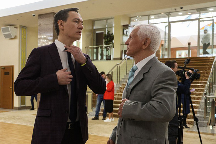    Процедура избрания мировых судей прошла традиционно, а вот избрание членов квалификационной коллегии судей РТ стало своеобразным «дебютом» для Тимура Нагуманова — бывшего главы Альметьевского района.   
Фото: Андрей Титов