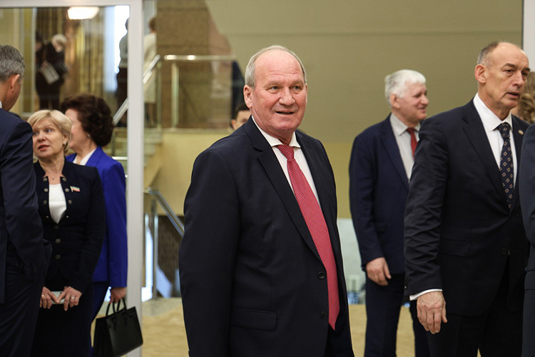    «Дебютом» можно было назвать и сегодняшний доклад бывшего председателя Верховного суда РТ, а ныне председателя Конституционного совета республики Ильгиза Гилазова.   
Фото: Андрей Титов