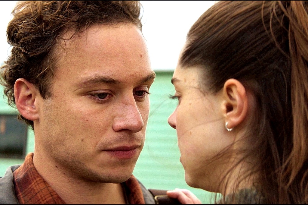 актеры: Финн Коул и Бобби Рэйнсбери в драма «Дыхание шторма», 2025 г 