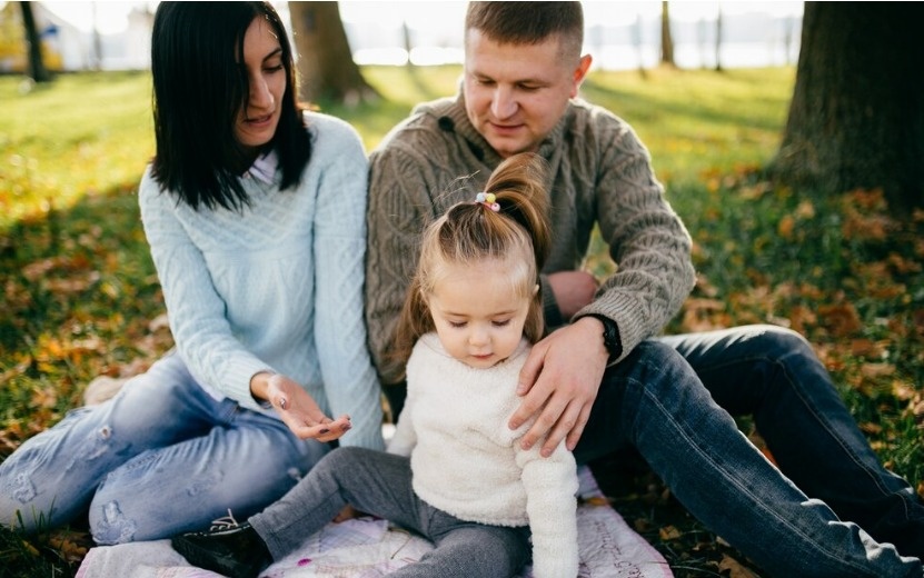  Больше разговаривайте с ребенком и друг с другом. Фото: Freepik