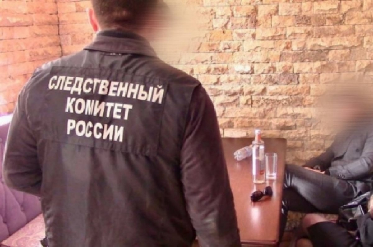 Адвокат и ее знакомый ответят в суде за мошенничество в крупном размере по предварительному сговору. В региональном СУ СКР напомнили, что злоумышленники получили от жителя Саратовской области 7,4 млн рублей, а также 98 тысяч рублей на банковскую карту. Взятка предназначалась за оказание содействия в прекращении в отношении мужчины уголовного дела.