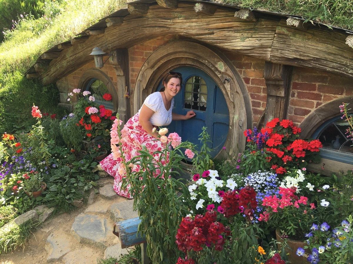 С сказочном Средиземье растут герани, петунии и гладиолусы.