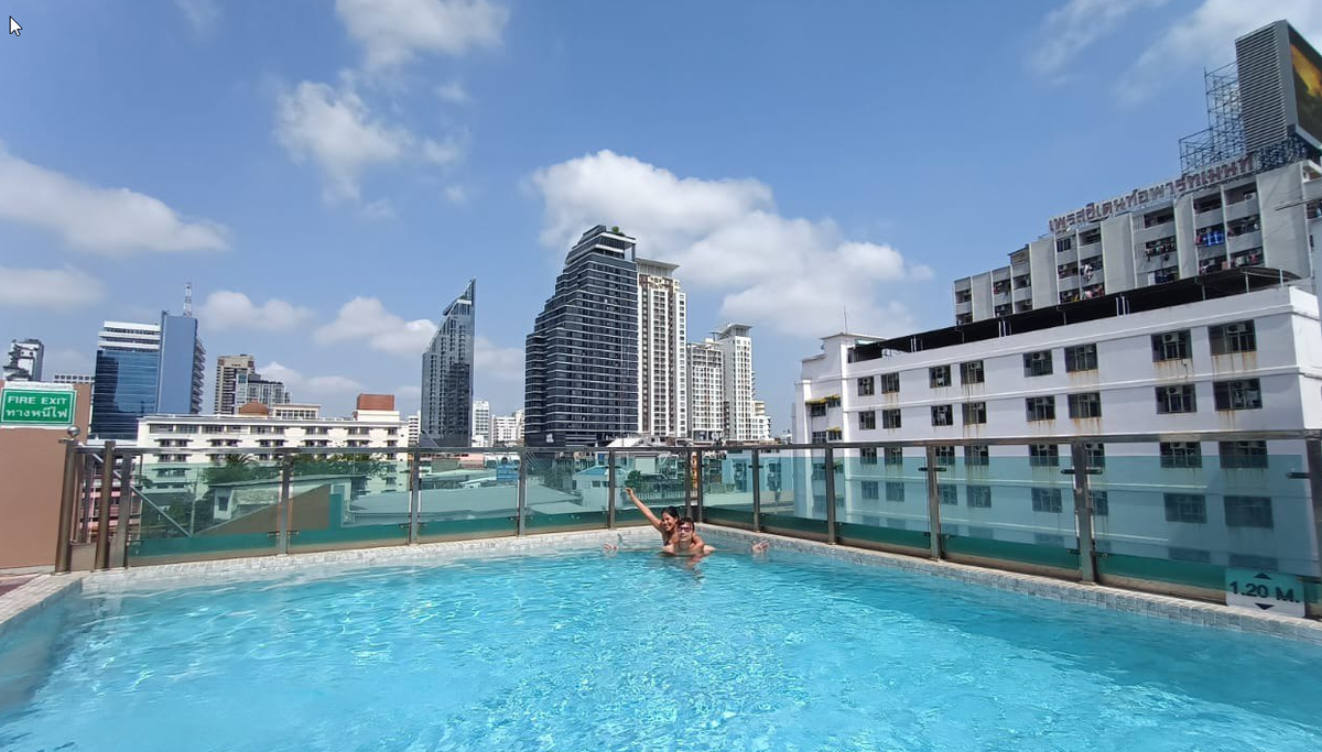 Фото из бассейна на крыше меня и моей девушки, снятое несколько дней назад. 