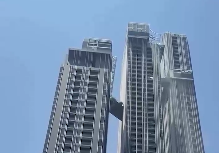 На фото видно, как дома ходят ходуном и вода выливается из бассейна с крыша. Фото с Mash 