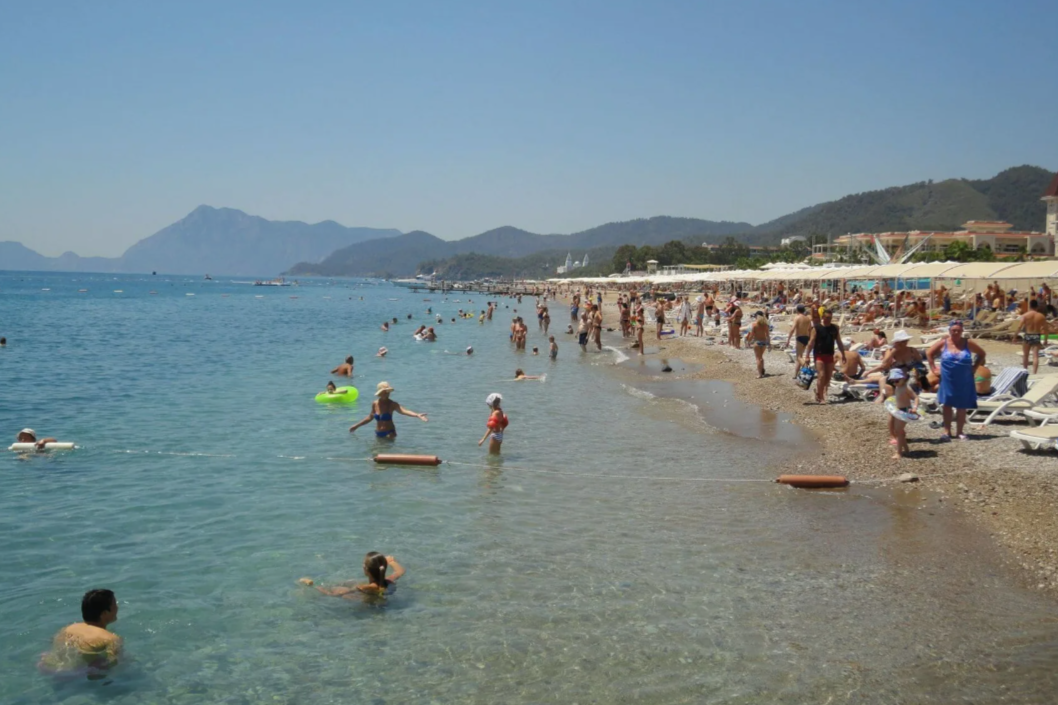 Фото с сайта https://саратовтур.рф/tours/countries/turkey/kemer/plyazhi-kemera/plyazh-pos.-tekirovy