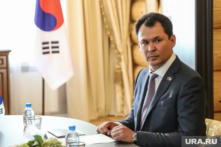 Игоря Самкаева наградили за заслуги перед городом на последнем заседании гордумы Тюмени. Фото: Дмитрий Ткачук © URA.RU