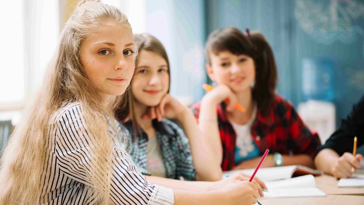    Сдавать ОГЭ по двум предметам могут ребята, которые поступают в колледжи. Фото: Freepik