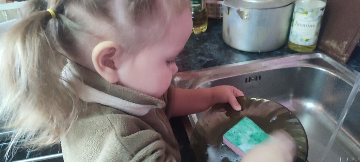 Хорошо что хоть внуки мне помогали 😁. Это Мия помогает бабушке мыть посуду. 