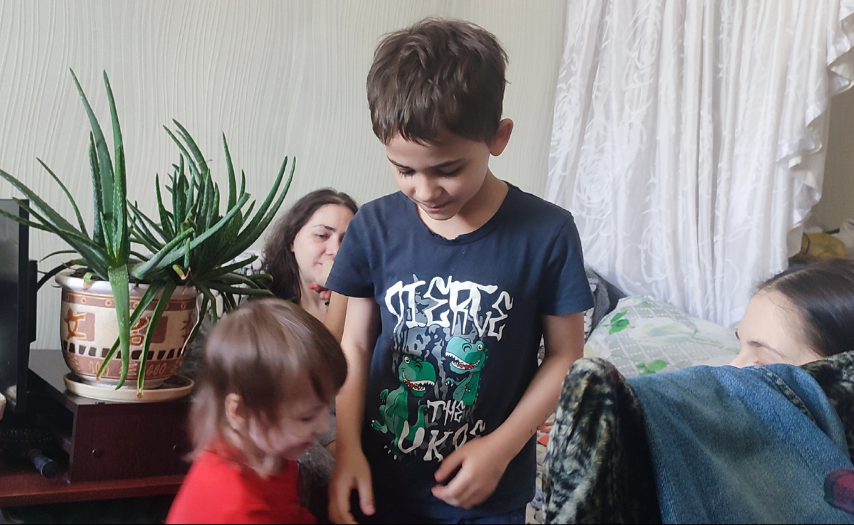 Пока Дима с Мией днём спали, мы сидели у меня в комнате. Кирюша днём не спит. 