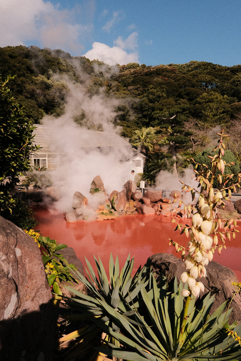 Akaike Jigoku: горячий источник красно-оранжевого цвета.