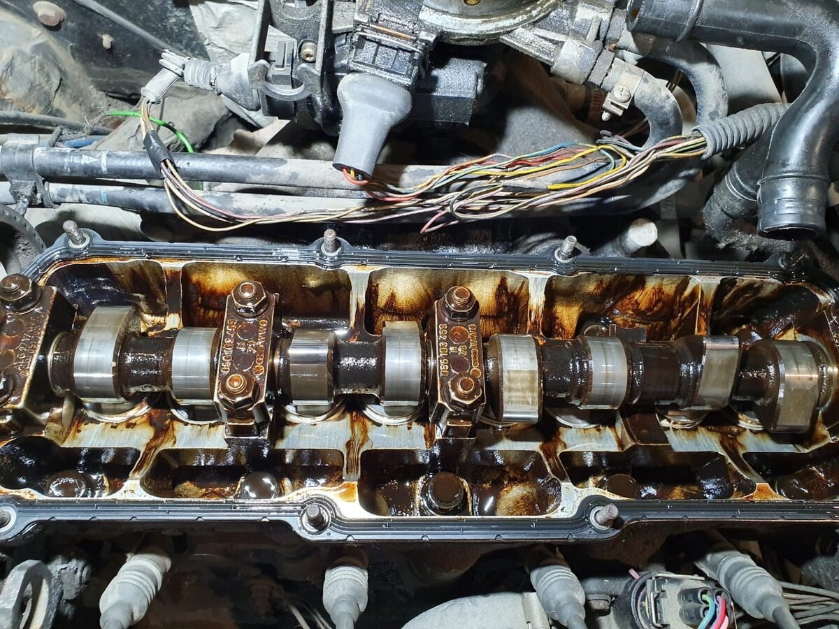 Отложения на деталях двигателя ухудшает скольжение и проворачиваемость трущихся пар