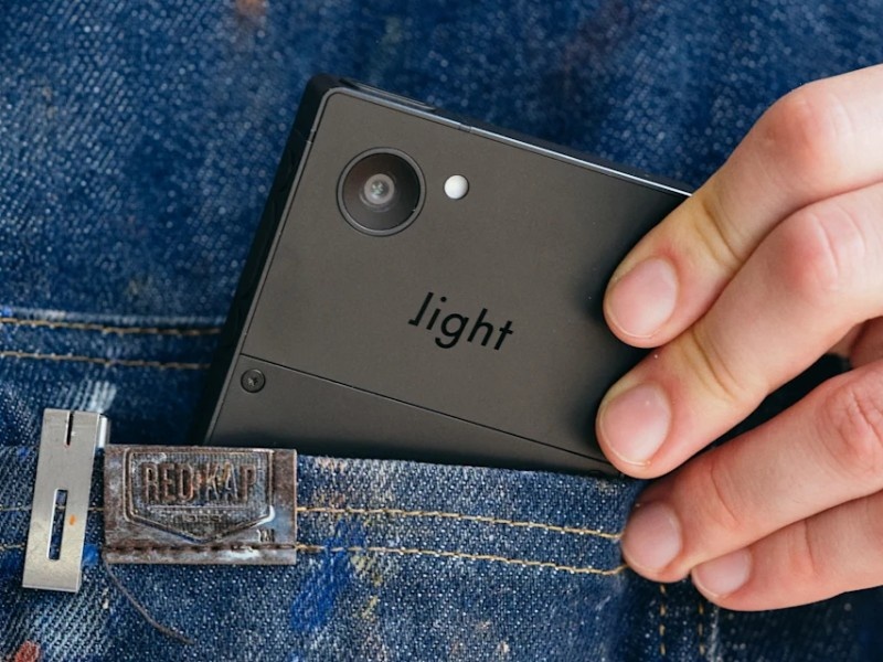    Представлен очень дорогой антисмартфон Light Phone III
