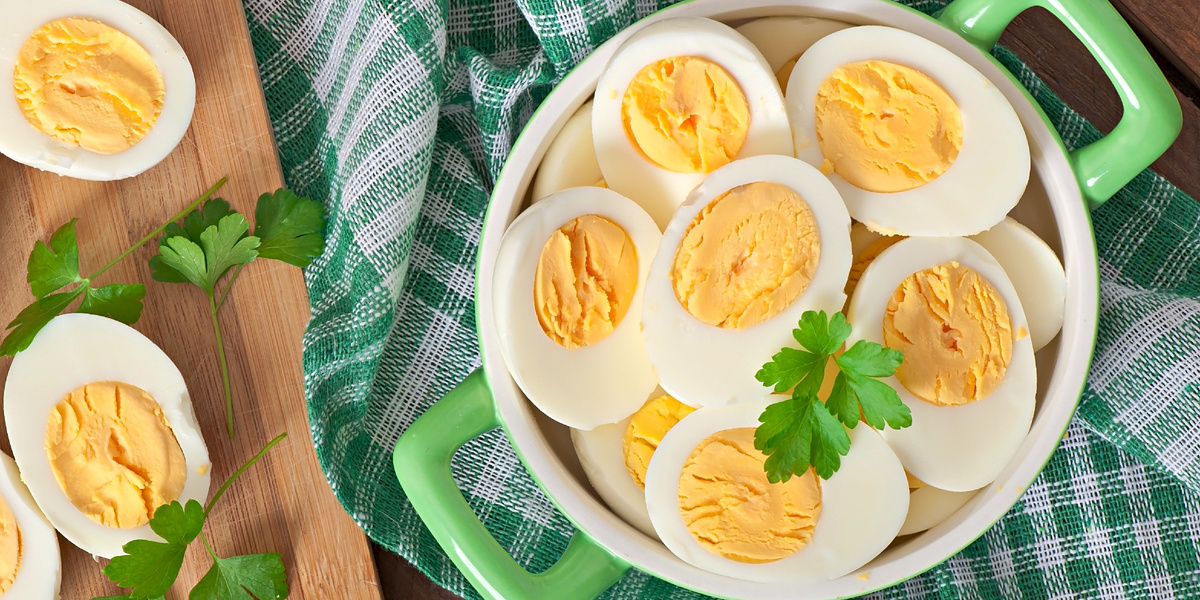 Вареные яйца в миске, украшенной листьями петрушки: Источник фото: https://ru.freepik.com/
