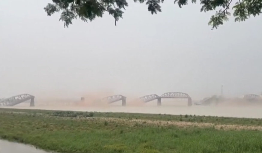 Рухнувший мост в Мьянме. Фото: nytimes.com