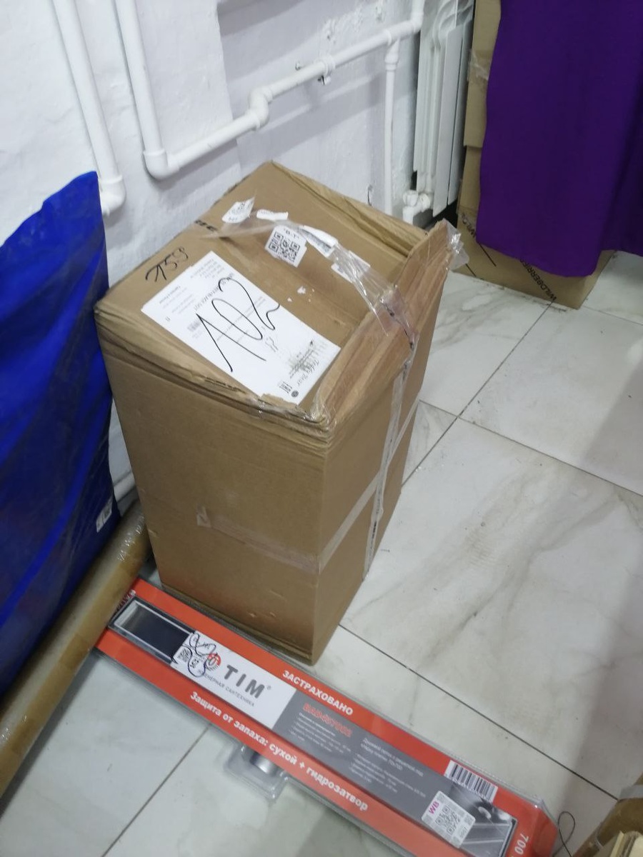 Вот это кресло. Замотано плохо. На улице была грязь, со своим ростом 164, я бы его по земле тащила. Так что отказалась.