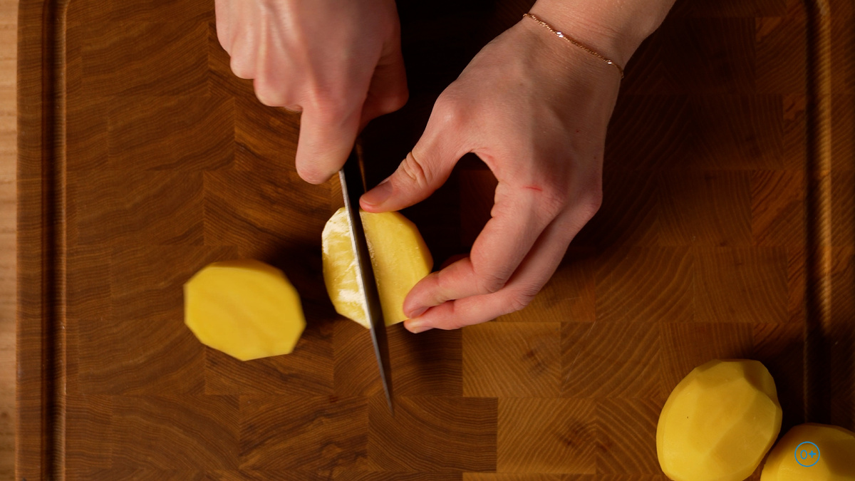 Нарезаем картофель на дольки
