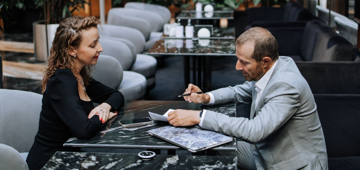 Пусть сотрудник вместе с вами наметит план, который поможет ему получить повышение. Фото © Игорь Рызов